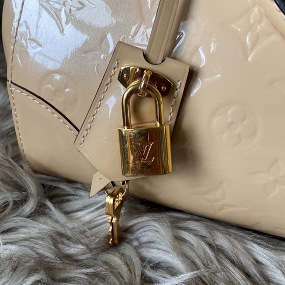 ❗️SOLD❗️🎉HPLouis Vuitton Monogram Vernis Santa Monica in Dune (Beige) - Picture 14 of 16